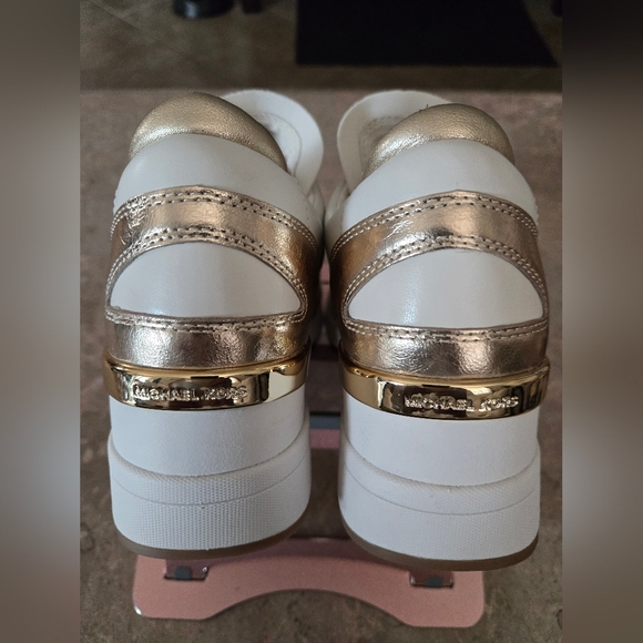 Michael Kors Women's Darby Metallic Wedge Pale Gold Sneakers. Size: 10 - Picture 5 of 8